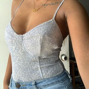 ✨pick 2 for $25✨Light blue/white printed body suit
